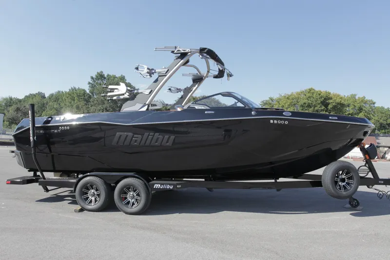 Slide: The Image of Malibu Wakesetter 25 LSV 2026 - 2