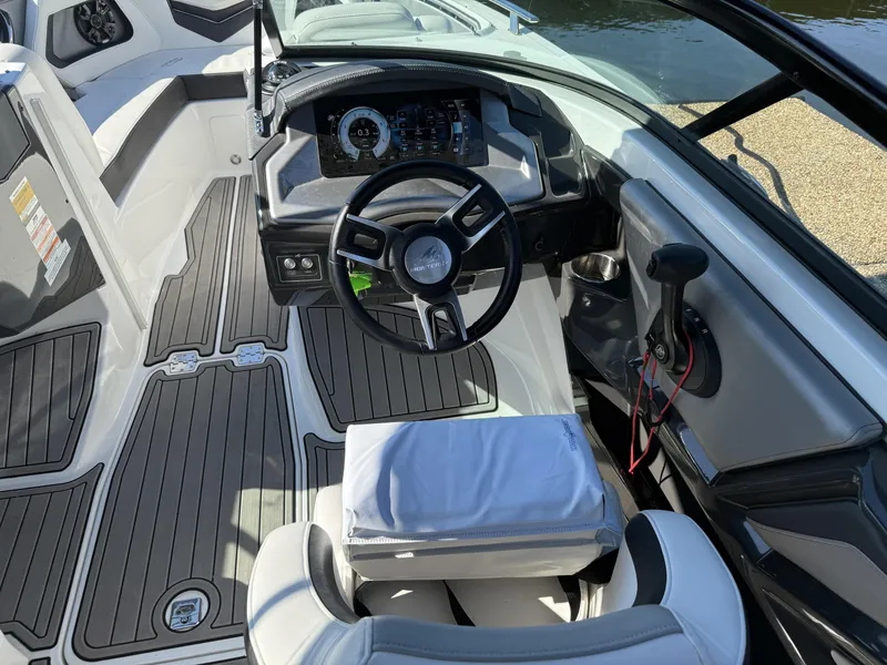 Slide: The Image of Monterey 218SS Super Sport 2017 - 12