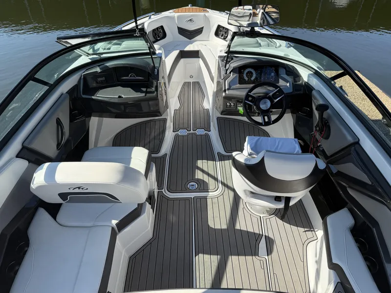 Slide: The Image of Monterey 218SS Super Sport 2017 - 13