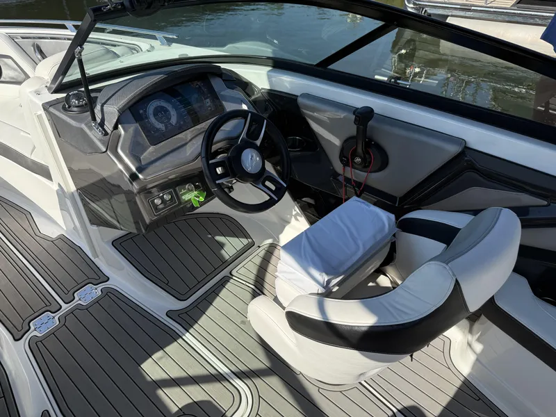 Slide: The Image of Monterey 218SS Super Sport 2017 - 15