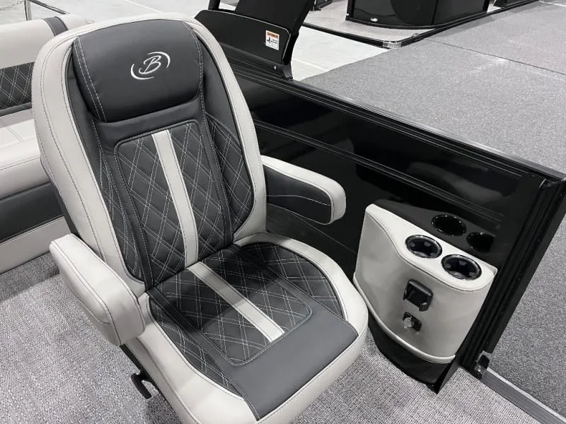 Slide: The Image of Lusso Ultra-Lounge L23UC 2026 - 15