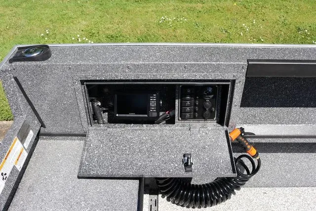 Slide: The Image of Alumaweld Adventurer 18 2026 - 8