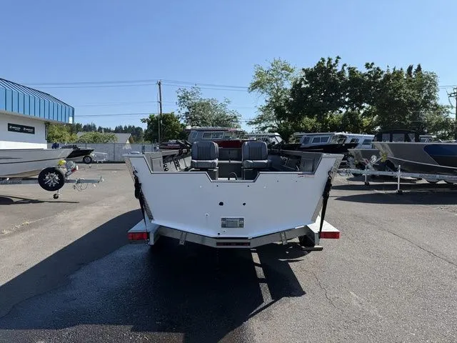 Slide: The Image of Alumaweld Adventurer 22 2025 - 25