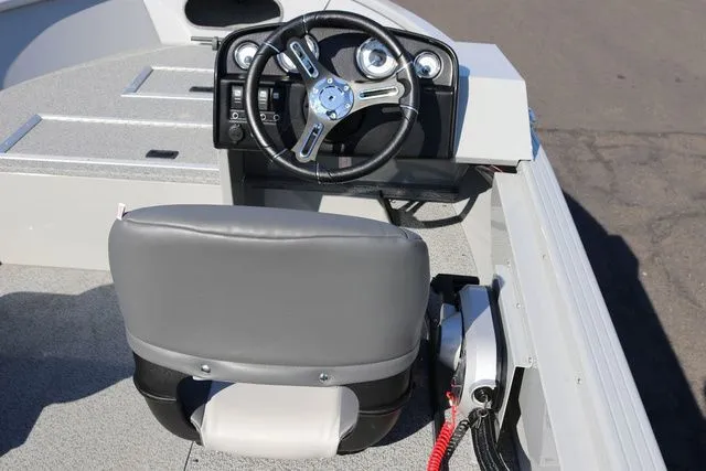 Slide: The Image of Smoker Craft Pro Lodge 160 2025 - 5