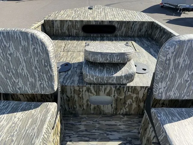 Slide: The Image of Smoker Craft Sportsman 1866 TL 2025 - 16