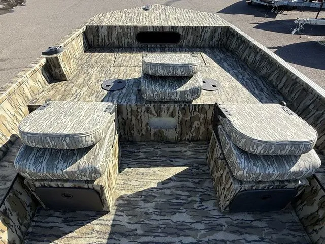 Slide: The Image of Smoker Craft Sportsman 1866 TL 2025 - 17