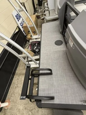 Slide: The Image of SunChaser Lucerne 22 LR DH 2025 - 16