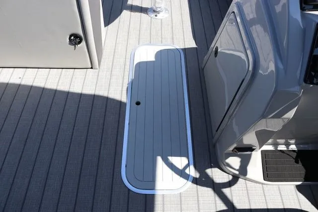 Slide: The Image of SunChaser Geneva Sport 23 SB DH Tritoon 2025 - 22