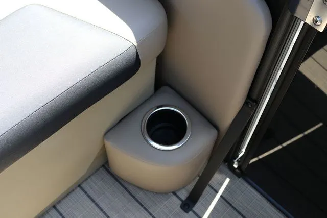 Slide: The Image of SunChaser Geneva Sport 23 LR PSB Tritoon 2025 - 16