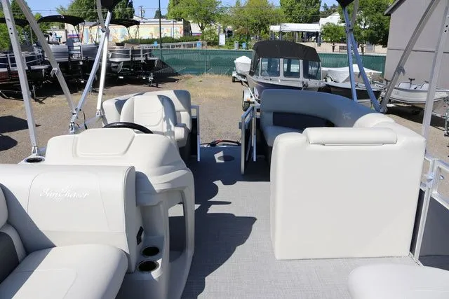 Slide: The Image of SunChaser Vista 18 LR 2025 - 29