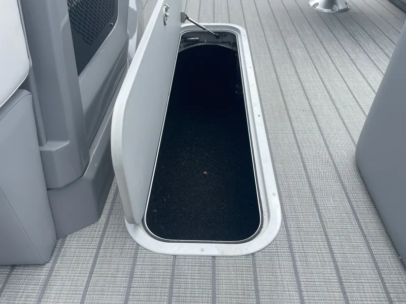 Slide: The Image of Avalon Catalina Versatile Rear Bench - 23' 2025 - 18