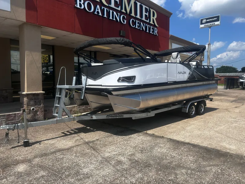 Slide: The Image of Avalon LSZ Versatile Rear Bench - 23' 2025 - 3