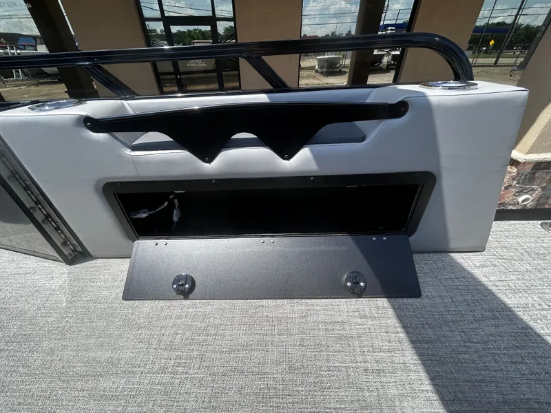 Slide: The Image of Avalon LSZ Versatile Rear Bench - 23' 2025 - 32