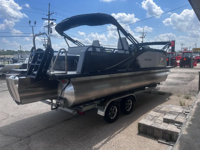 Slide: The Image of Avalon LSZ Versatile Rear Bench - 23' 2025 - 8