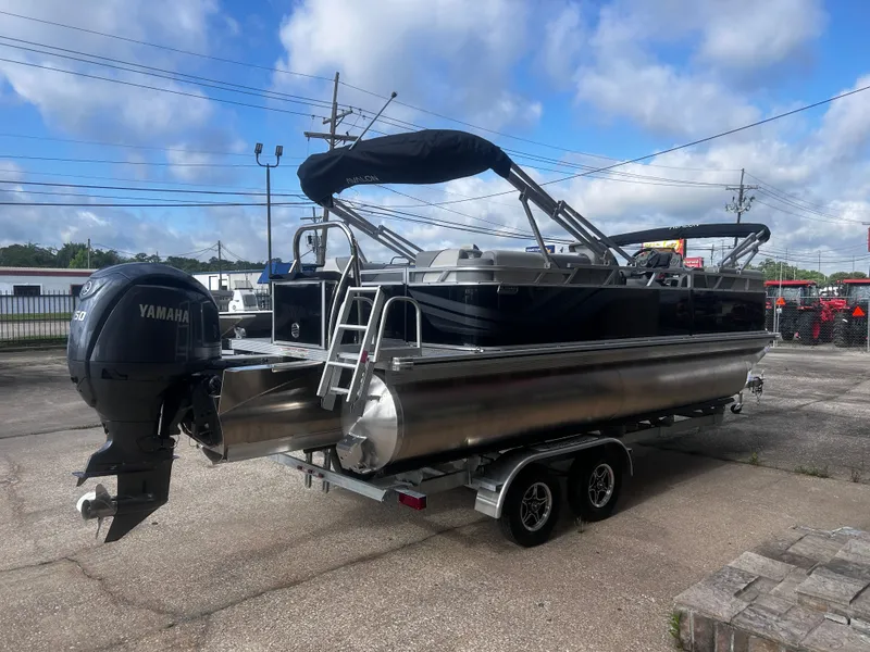 Slide: The Image of Avalon Venture Quad Lounge - 21' 2025 - 8