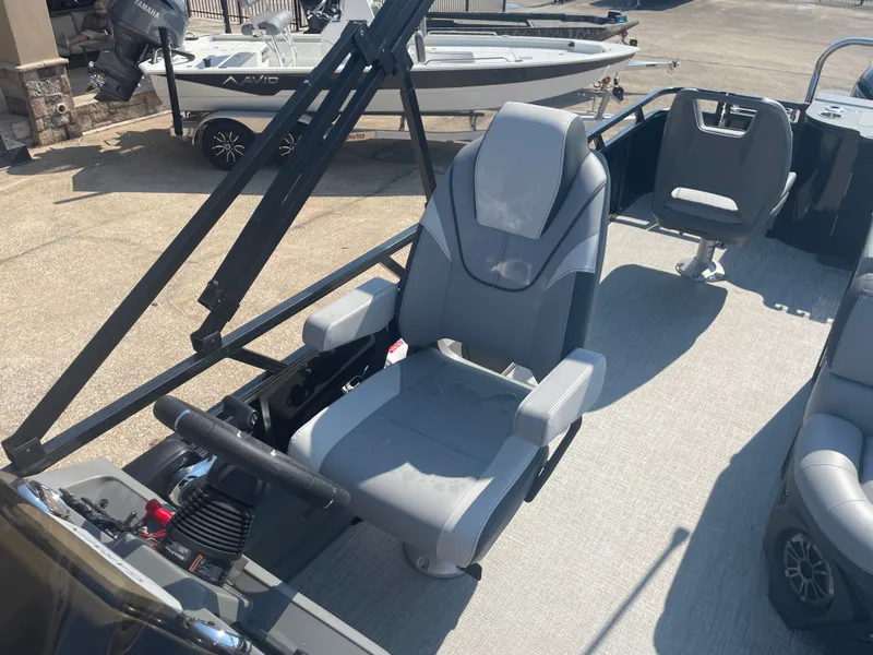 Slide: The Image of Avalon Venture 85 Quad Fish - 23' 2025 - 17