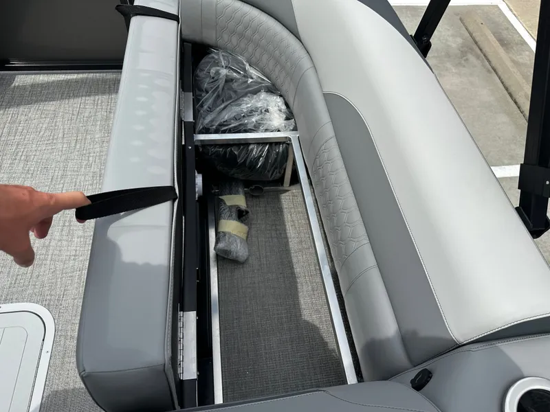 Slide: The Image of Avalon Venture 85 Versatile Rear Bench - 23' 2025 - 13