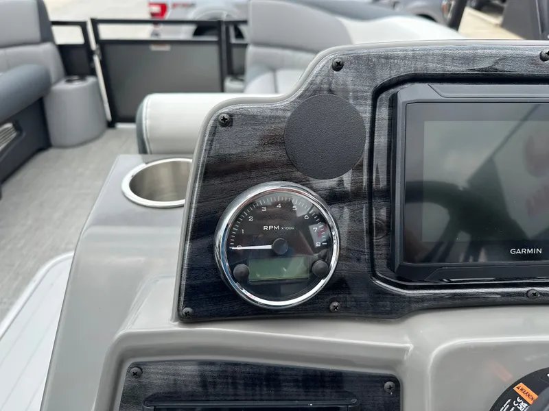 Slide: The Image of Avalon Venture 85 Versatile Rear Bench - 23' 2025 - 20