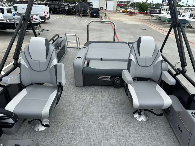 Slide: The Image of Avalon Venture 85 Versatile Rear Bench - 23' 2025 - 22