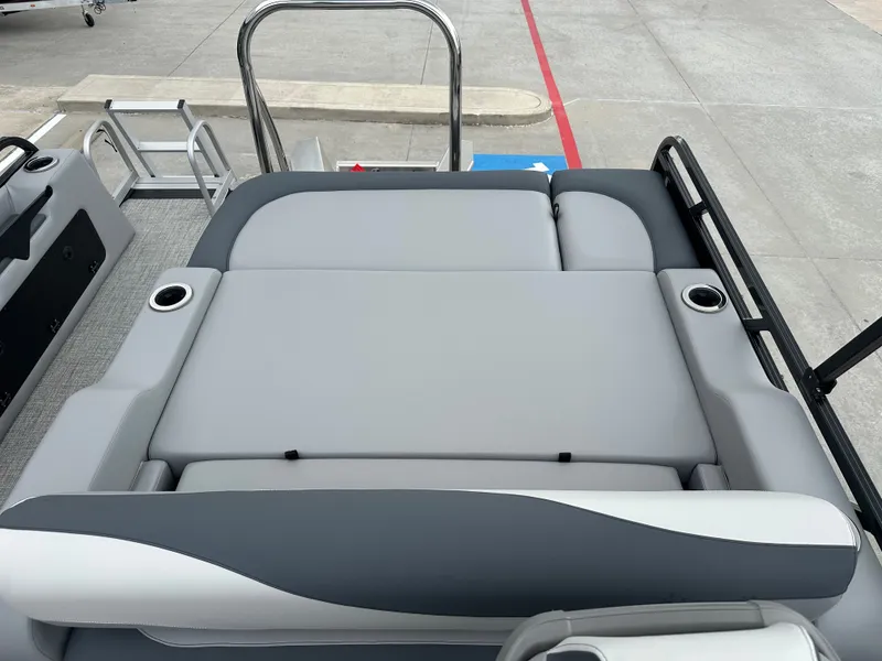 Slide: The Image of Avalon Venture 85 Versatile Rear Bench - 23' 2025 - 27