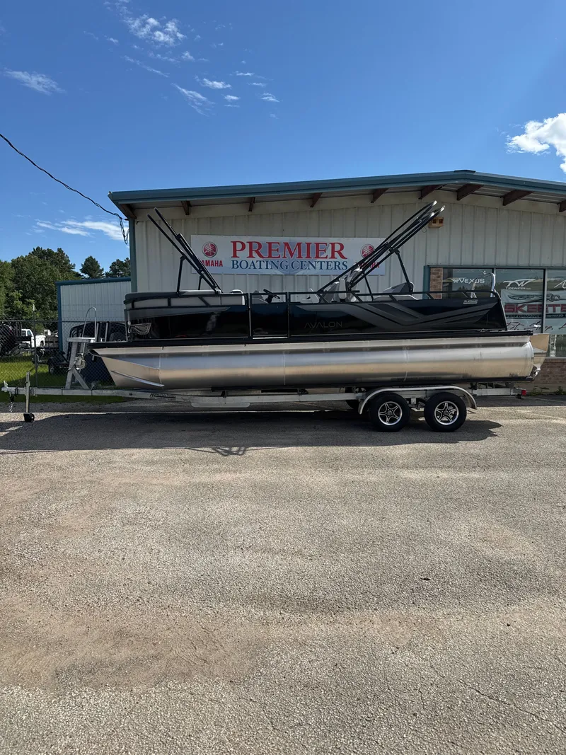 The Image of Avalon Venture 85 Versatile Rear Bench - 23' 2025 - 1