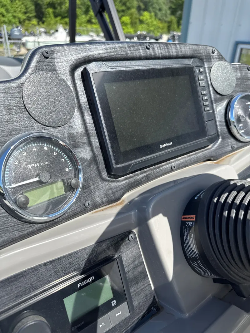 Slide: The Image of Avalon Venture 85 Versatile Rear Bench - 23' 2025 - 20