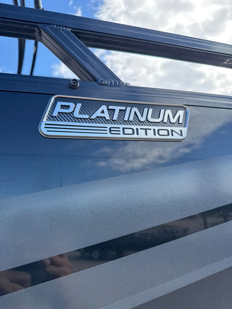 Slide: The Image of Avalon Venture 85 Versatile Rear Bench - 23' 2025 - 5