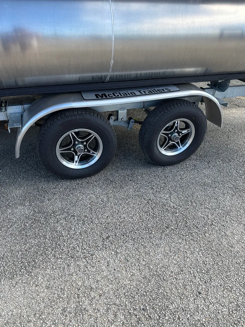 Slide: The Image of Avalon Venture 85 Versatile Rear Bench - 23' 2025 - 6