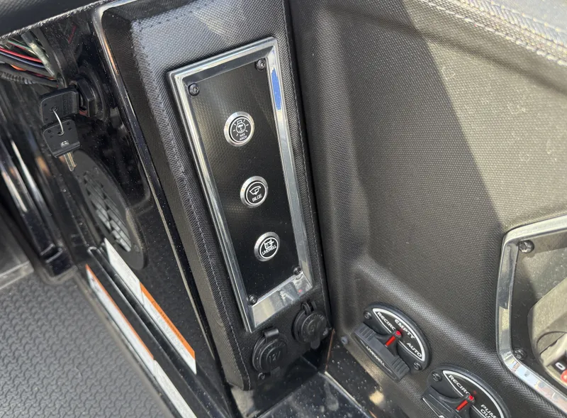 Slide: The Image of Ranger Z521R 2023 - 17