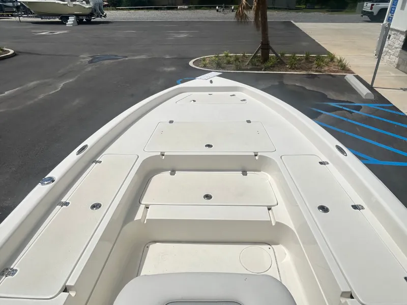 Slide: The Image of Shearwater 25 LTZ 2024 - 14