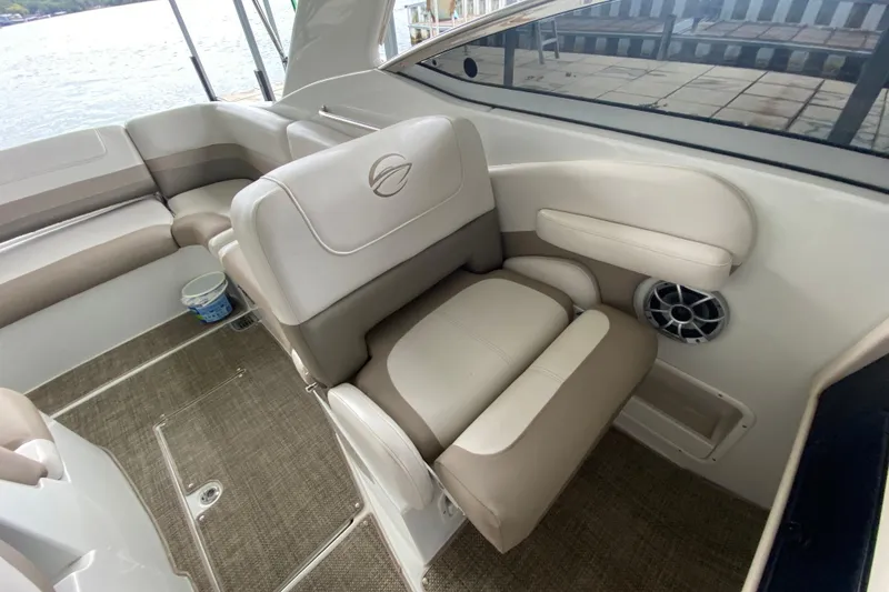 Slide: The Image of Speedometer of 2015 Crownline 335 SS showing 10 MPH, 259.5 hours, 66°F. - 24