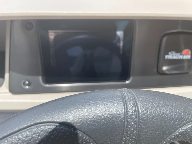 Slide: The Image of Sun Tracker SportFish 20 DLX 2024 - 25