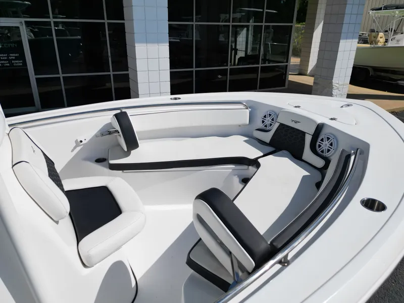 Slide: The Image of Tidewater 210 LXF 2025 - 18