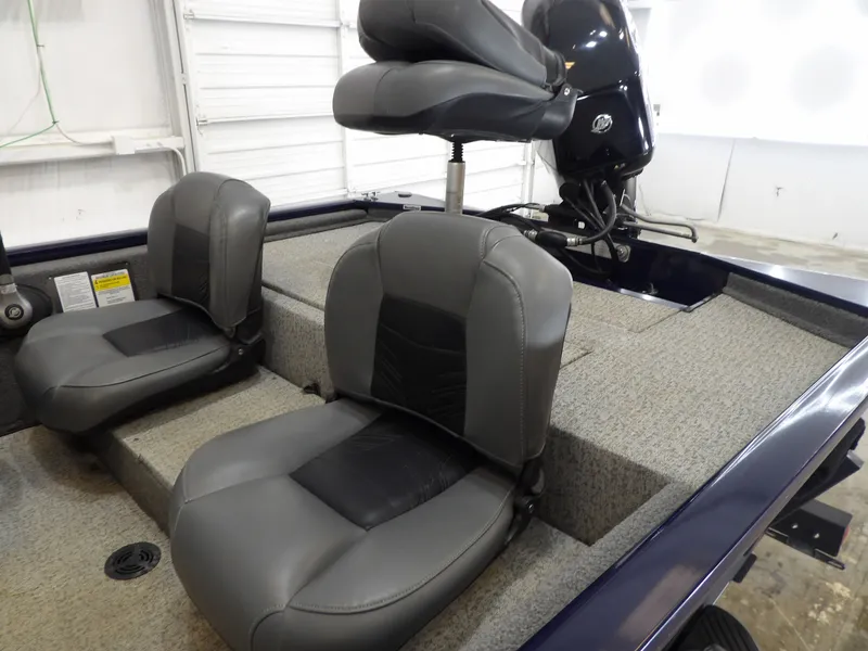 Slide: The Image of Tracker Pro 170 2020 - 14