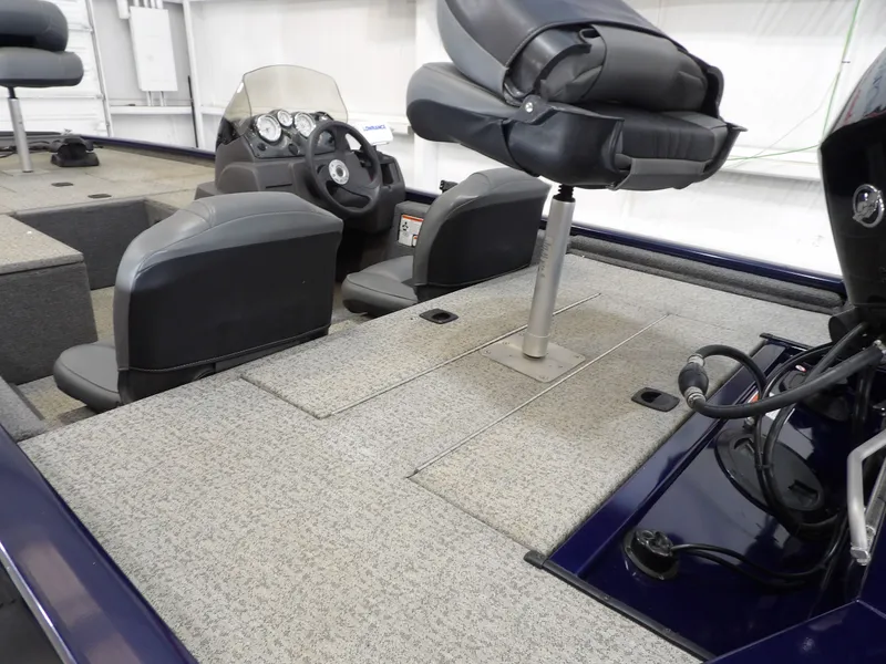 Slide: The Image of Tracker Pro 170 2020 - 16