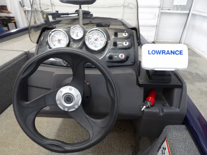 Slide: The Image of Tracker Pro 170 2020 - 17