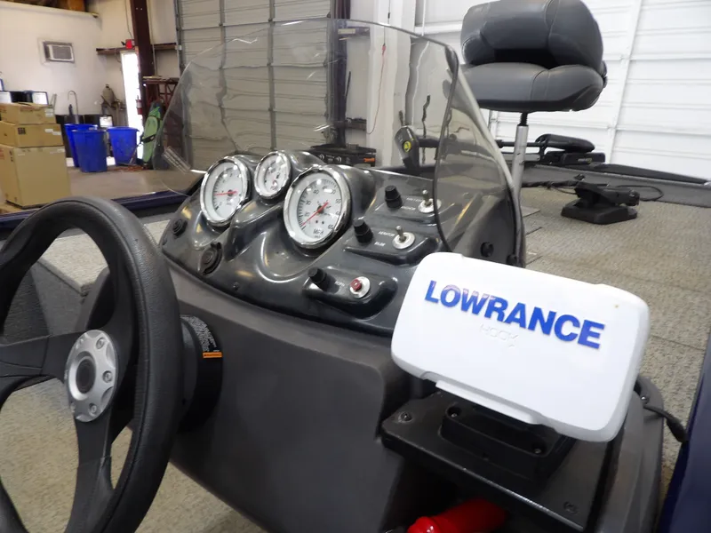 Slide: The Image of Tracker Pro 170 2020 - 18