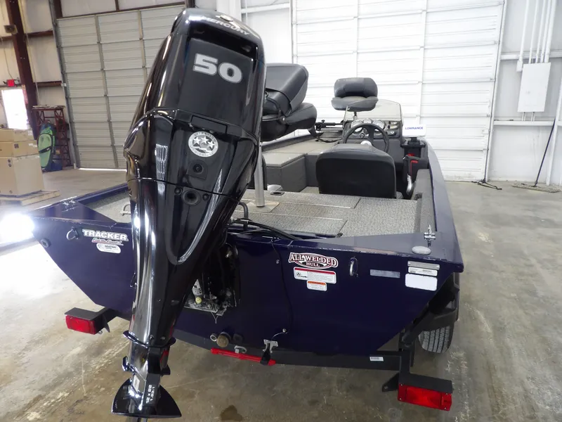 Slide: The Image of Tracker Pro 170 2020 - 9