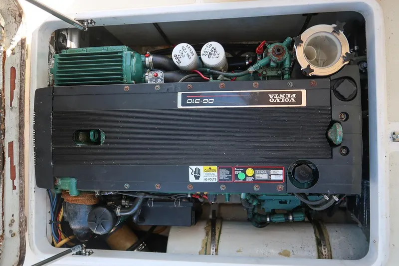 Slide: The Image of Volvo Penta engine in 2005 Hunt Yachts Surfhunter 29 boat, detailed view. - 26