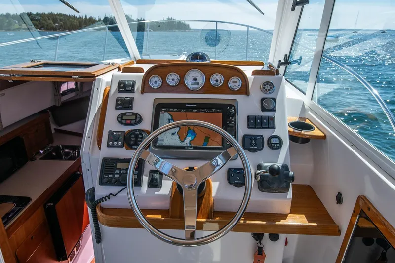 Slide: The Image of Helm of 2005 Hunt Yachts Surfhunter 29 with navigation instruments and ocean view. - 13