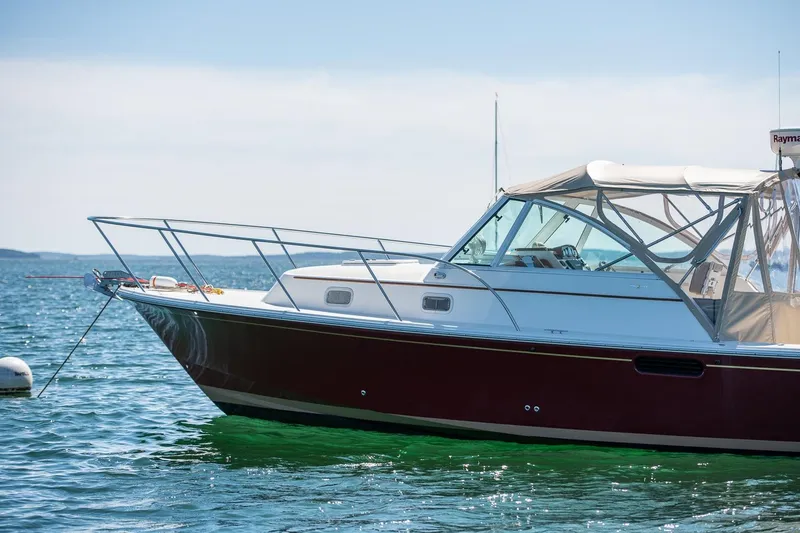 Slide: The Image of 2005 Hunt Yachts Surfhunter 29 boat on calm water, side view. - 15
