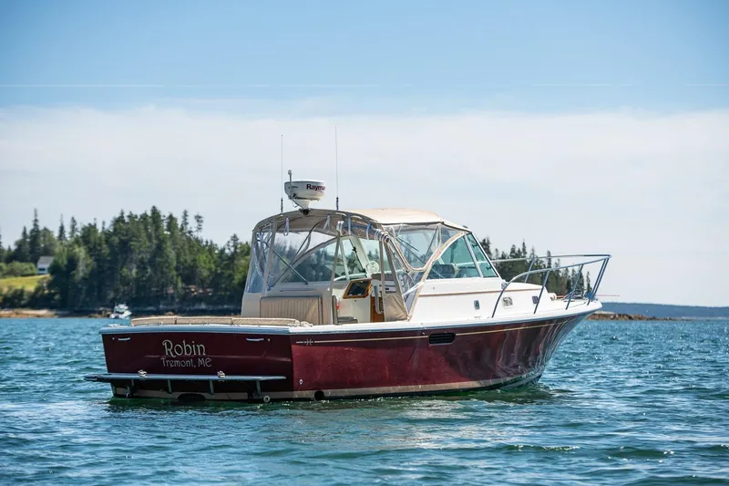 Slide: The Image of 2005 Hunt Yachts Surfhunter 29 boat on water, scenic background, clear sky. - 27
