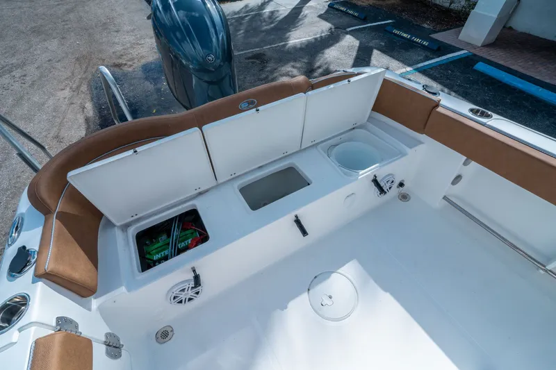 Slide: The Image of Sea Hunt Ultra 235 SE 2026 - 12