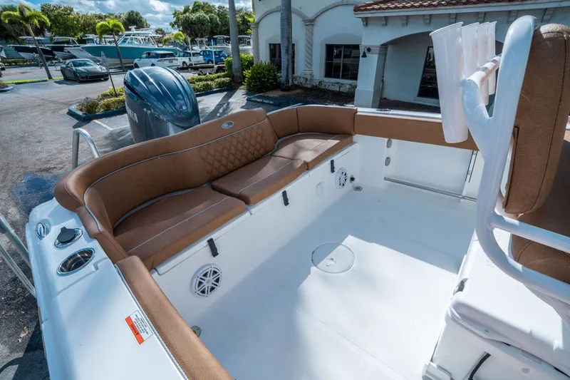 Slide: The Image of Sea Hunt Ultra 235 SE 2026 - 10