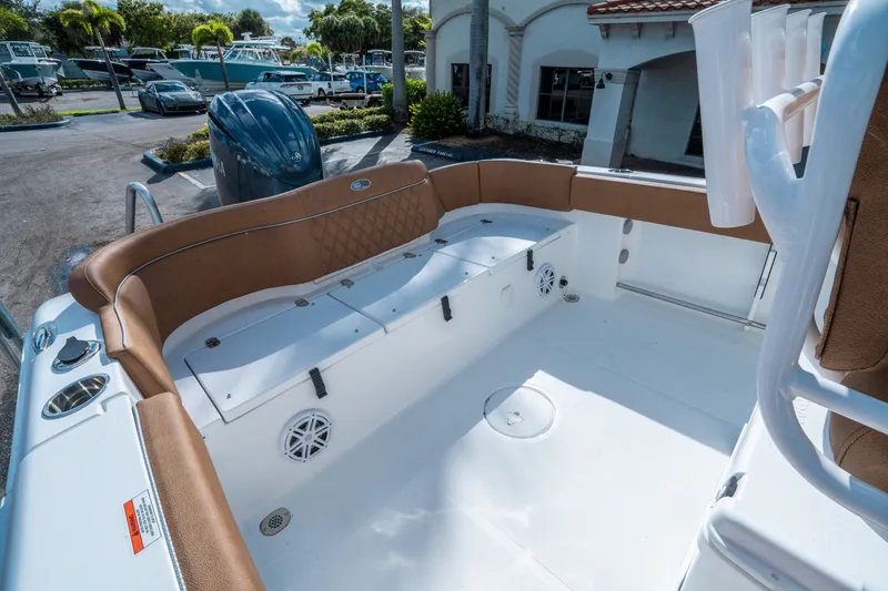 Slide: The Image of Sea Hunt Ultra 235 SE 2026 - 11