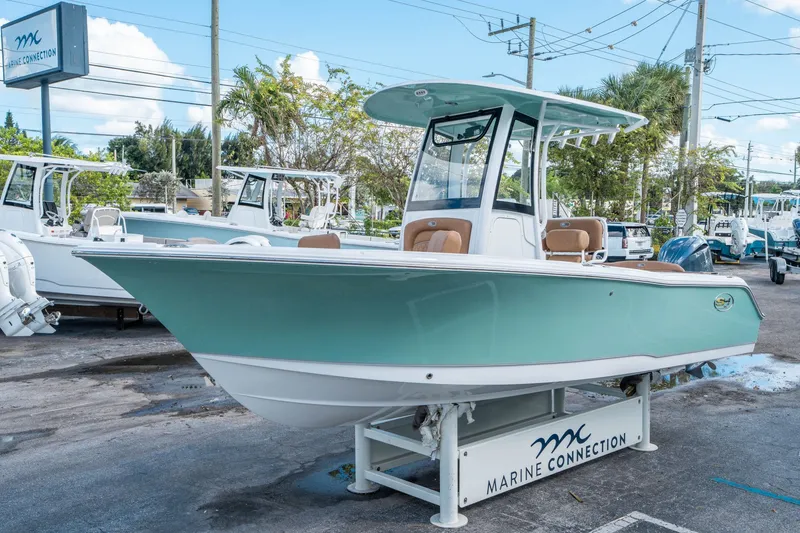 Slide: The Image of Sea Hunt Ultra 235 SE 2026 - 6