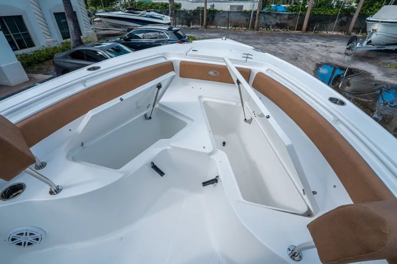 Slide: The Image of Sea Hunt Ultra 235 SE 2026 - 20