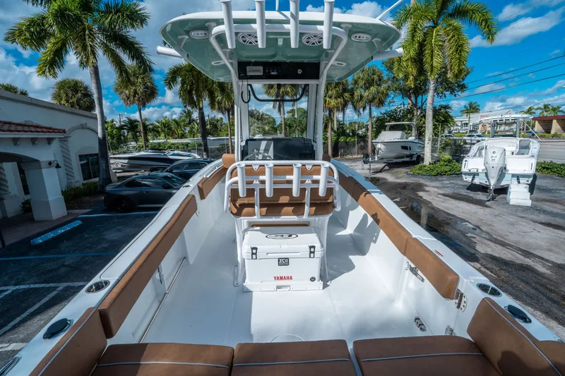 Slide: The Image of Sea Hunt Ultra 235 SE 2026 - 9