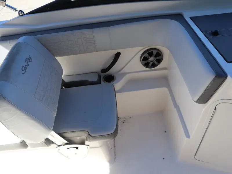 Slide: The Image of Sea Ray SPX 210 Outboard 2020 - 11