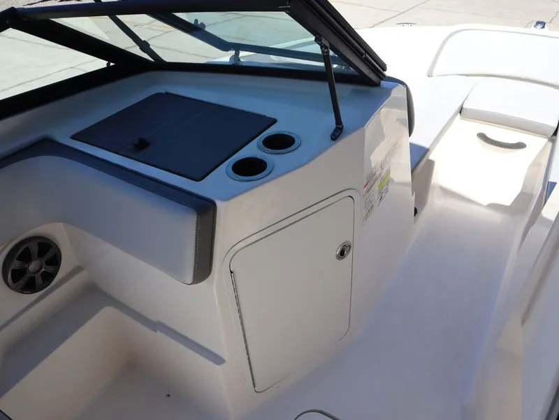 Slide: The Image of Sea Ray SPX 210 Outboard 2020 - 12